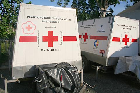 image Plantas potabilizadoras del campamento Cruz Roja de Melaboh, Sumatra, Indonesia