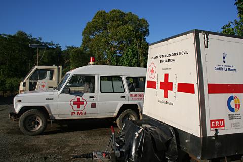 image Plantas potabilizadoras del campamento Cruz Roja de Melaboh, Sumatra, Indonesia
