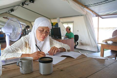 image Trabajando en el campamento de Cruz Roja, Melaboh, Sumatra, Indonesia