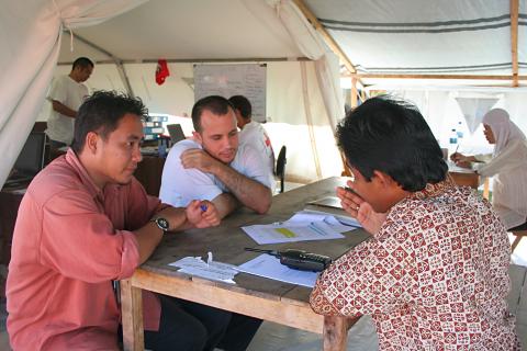 image Trabajando en el campamento de Cruz Roja, Melaboh, Sumatra, Indonesia