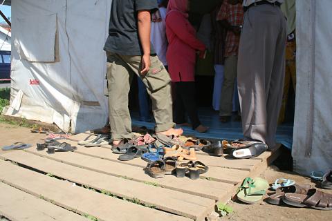 image Entrada a la clínica de Cruz Roja en Melaboh, Sumatra, Indonesia