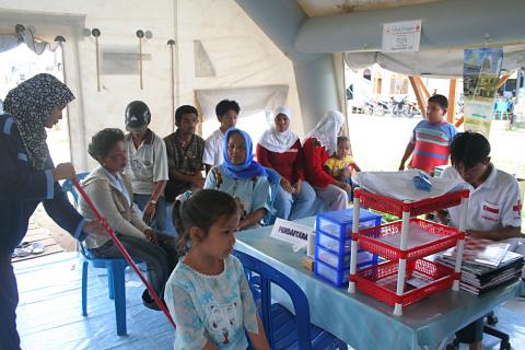 image Esperando turno en la Cruz Roja de Melaboh, Sumatra, Indonesia