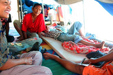 image Refugiados en el interior de una tienda Melaboh, Sumatra, Indonesia