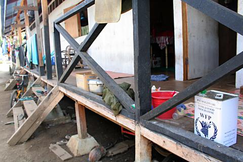 image Barracones del campo de refugiados de Melaboh, Sumatra, Indonesia