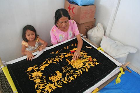 image Bordando en el campo de refugiados de Melaboh, Sumatra, Indonesia
