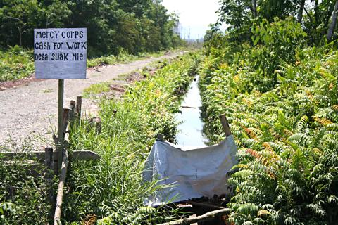 image Cartel de ayuda del campo de refugiados de Melaboh, Sumatra, Indonesia