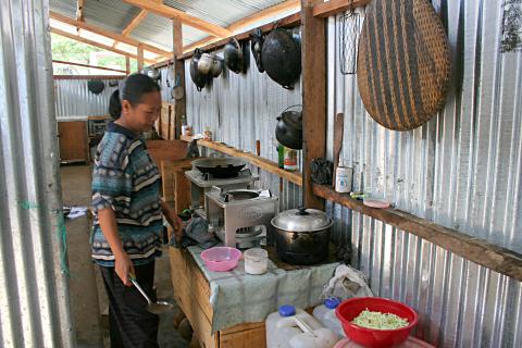 image Cocinas del campo de refugiados de Melaboh, Sumatra, Indonesia