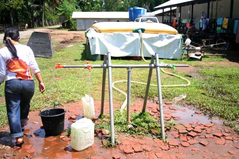 image Depósito de agua del campo de refugiados de Melaboh, Sumatra, Indonesia