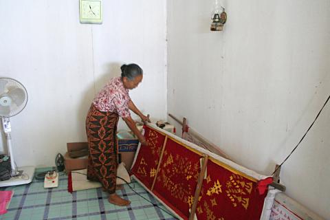 image Trabajando las telas en Melaboh, Sumatra, Indonesia