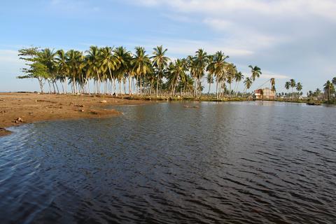 image El agua invade la tierra en Melaboh, Sumatra, Indonesia