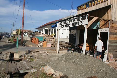 image Reclamando ayuda en Melaboh, Sumatra, Indonesia