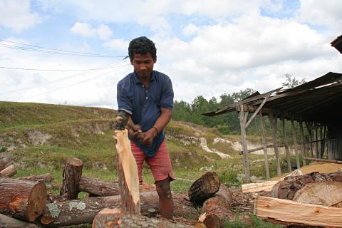 image Cortando leña en Batak, Sumatra, Indonesia