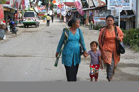 image Vestidas para ir a misa, Batak, Sumatra, Indonesia