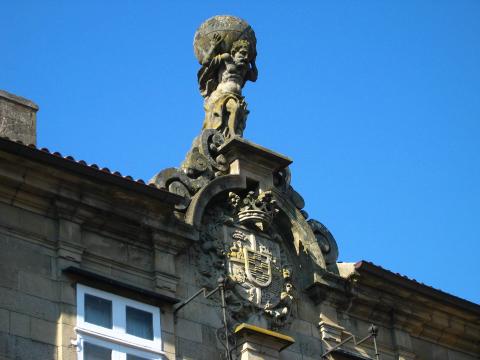 image Adorno de la fachada del Pazo de Bendaña, Plaza del Toural, Santiago de Compostela, A Coruña
