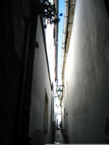 image Callejón lateral desde la Rúa do Vilar, Santiago de Compostela, A Coruña