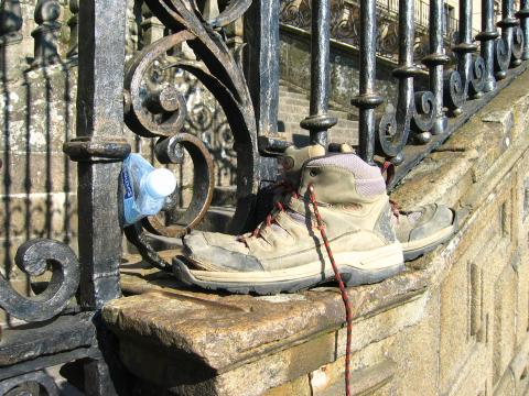 image Botas de un peregrino en las rejas de la Plaza del Obradoiro, Santiago de Compostela, A Coruña