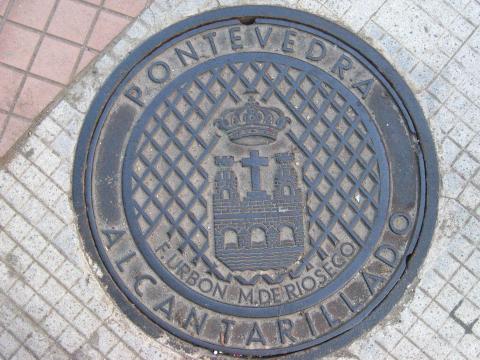image Tapa de una alcantarilla de la ciudad de Pontevedra