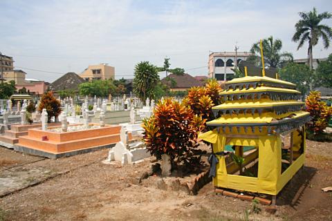 image Cementerio de mezquita Al Mashun en Medan, Sumatra, Indonesia