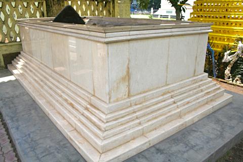 image Tumba del Sultán del cementerio de mezquita Al Mashun, Medan, Sumatra, Indonesia