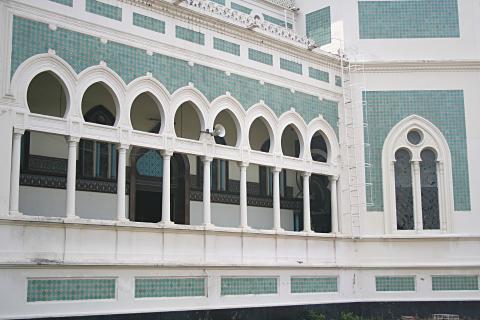 image Detalle de la fachada del cementerio de mezquita Al Mashun, Medan, Sumatra, Indonesia