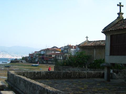 image Hórreos frente al mar en Combarro