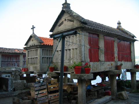 image Hórreos frente al mar en Combarro