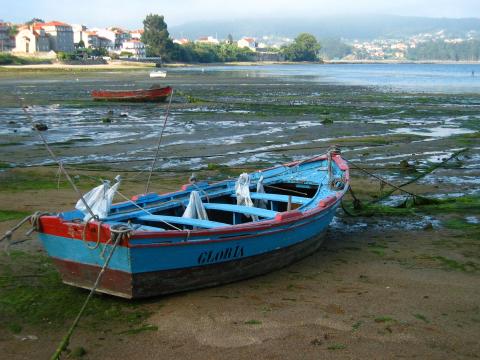 image Barca en la arena por estar la marea baja, Combarro, Pontevedra