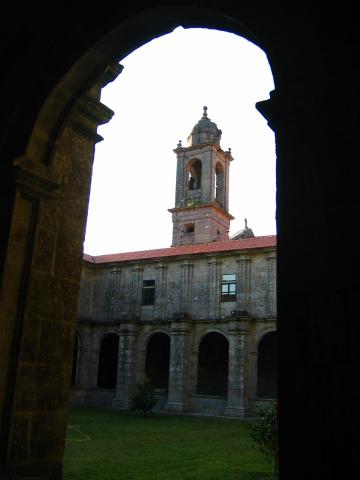 image Patio del claustro y campanario del Monasterio de Armenteira