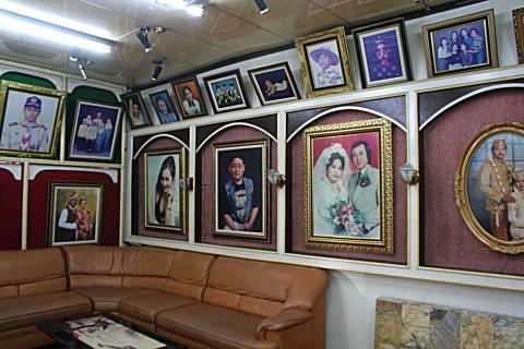 image Recibidor del estudio de un fotógrafo de Medam, Sumatra, Indonesia