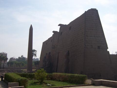 image Pilono de entrada a Luxor, Egipto