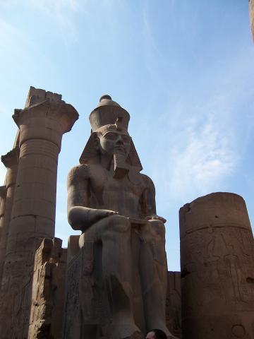 image Estatua de Ramsés II, Luxor, Egipto