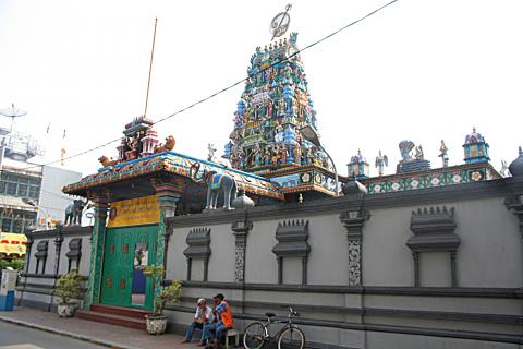 image Fachada exterior de Templo Hindú de Medam, Sumatra, Indonesia