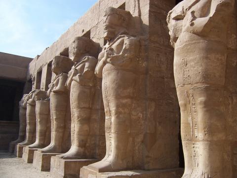 image Estatuas del Templo de Karnak, Egipto
