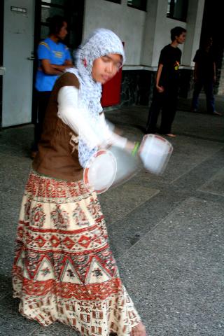 image Danza de los platos, Bandung, Java, Indonesia
