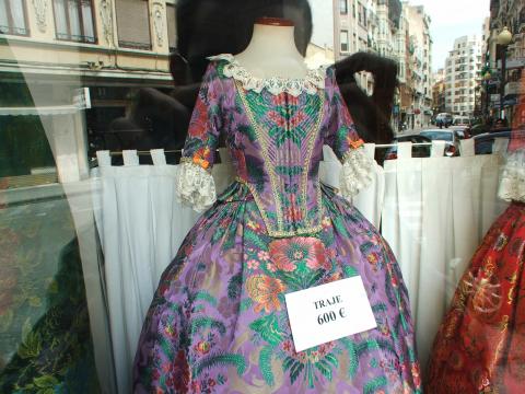 image Traje de fallera en un escaparate de Valencia