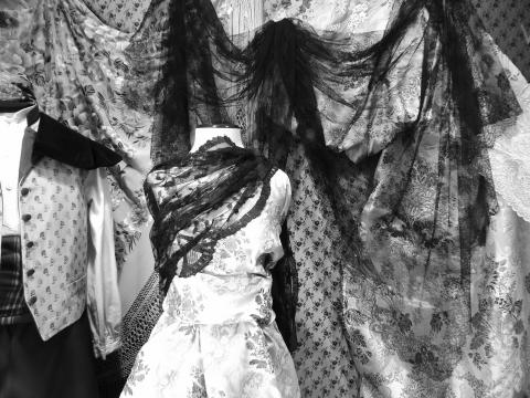 image Traje de fallera en un escaparate de Valencia