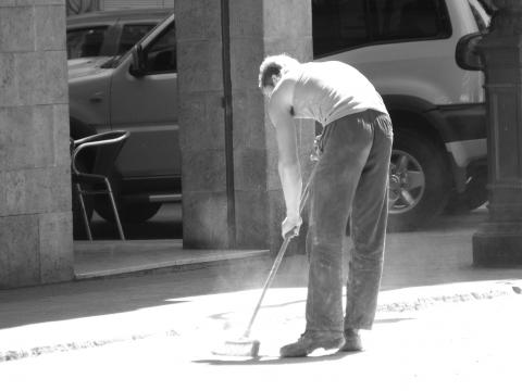 image Hombre barriendo una calle de Valencia