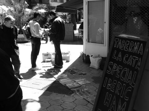 image Hombres intercambiando cromos, Valencia, Comunidad Valenciana