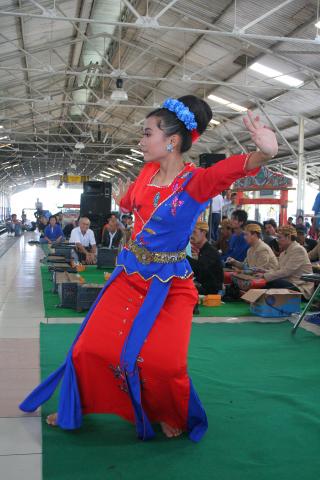 image Música en la estación de tren, Bandung, Java, Indonesia