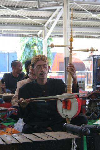 image Música en la estación de tren, Bandung, Java, Indonesia