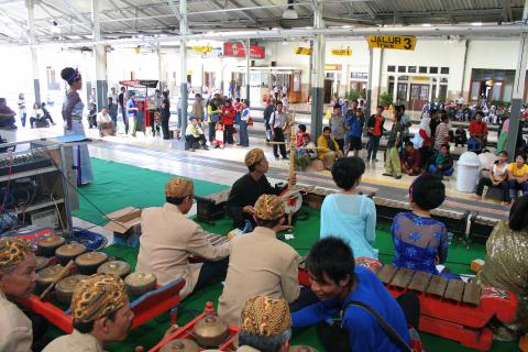 image Música en la estación de tren, Bandung, Java, Indonesia