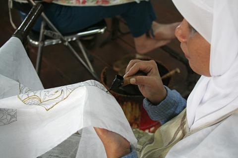 image Aplicación de cera (batik), Jakarta, Java, Indonesia