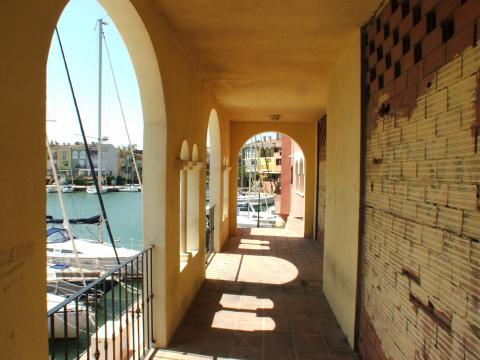 image Edificio junto al puerto de Port Saplaya, Alboraya, Valencia