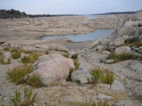 image Rocas en el Embalse de Almendra, Zamora