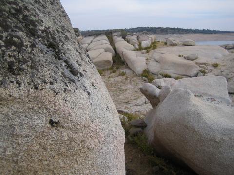 image Rocas en el Embalse de Almendra, Zamora