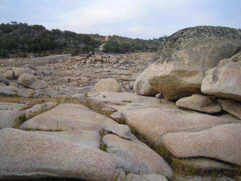 image Rocas en el Embalse de Almendra, Zamora