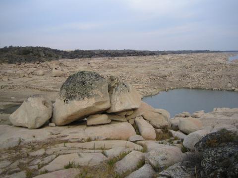 image Rocas en el Embalse de Almendra, Zamora