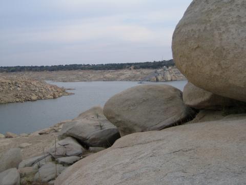 image Rocas en el Embalse de Almendra, Zamora