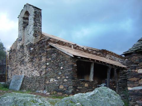 image Iglesia de un pueblo de arquitectura negra, Guadalajara