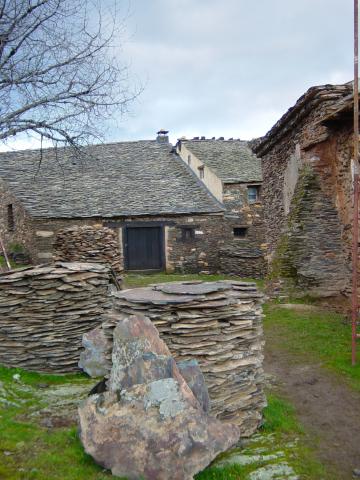 image Lajas apiladas para restaurar edificaciones de arquitectura negra, Guadalajara